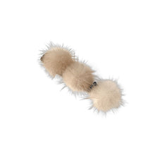 Laden Sie das Bild in den Galerie-Viewer, Entenschnabelclip aus Nerzfeder