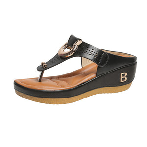 Trendige Strandsandalen für den Sommer