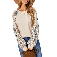 Laden Sie das Bild in den Galerie-Viewer, Langärmliges T-Shirt mit Rundhalsausschnitt und Leopardenmuster