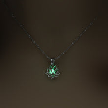 Laden Sie das Bild in den Galerie-Viewer, Leuchtende Lotusblume Halskette