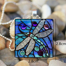 Laden Sie das Bild in den Galerie-Viewer, Insektförmige Halskette aus Glas