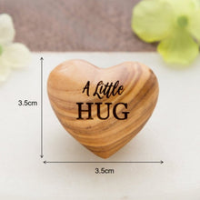 Laden Sie das Bild in den Galerie-Viewer, Pocket Hug Holzherz-Andenken