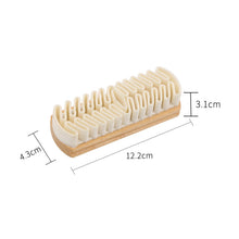 Laden Sie das Bild in den Galerie-Viewer, Schuhbürste aus weichem Gummi mit Holzgriff