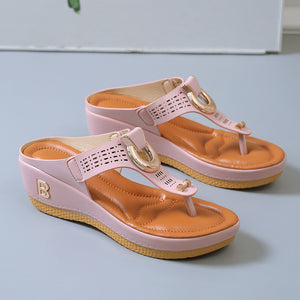 Trendige Strandsandalen für den Sommer
