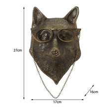 Laden Sie das Bild in den Galerie-Viewer, Anhänger aus Kunstharz mit Tierkopf