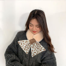 Laden Sie das Bild in den Galerie-Viewer, Süßer Warmer Plüschschal