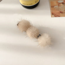 Laden Sie das Bild in den Galerie-Viewer, Entenschnabelclip aus Nerzfeder