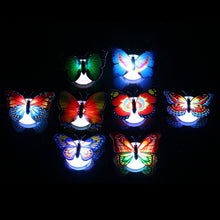 Laden Sie das Bild in den Galerie-Viewer, Leuchtender Schmetterling Wandaufkleber