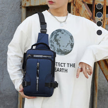 Laden Sie das Bild in den Galerie-Viewer, Umhängetasche mit USB-Ladegerät