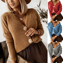 Laden Sie das Bild in den Galerie-Viewer, Strickjacke mit Metallknöpfen