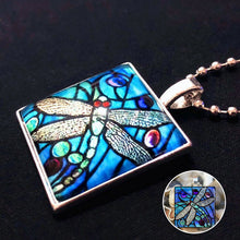 Laden Sie das Bild in den Galerie-Viewer, Insektförmige Halskette aus Glas