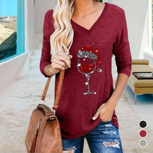 Laden Sie das Bild in den Galerie-Viewer, V-Ausschnitt Weihnachtsglas T-Shirt