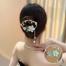 Laden Sie das Bild in den Galerie-Viewer, Schmetterlings-Haarnadel mit Blumenfransen