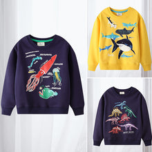 Laden Sie das Bild in den Galerie-Viewer, Rundhals-Sweatshirt mit leuchtenden Dinosauriern