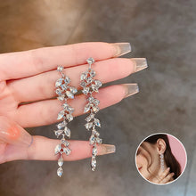Laden Sie das Bild in den Galerie-Viewer, Kristall Blütenblatt Quastenohrringe