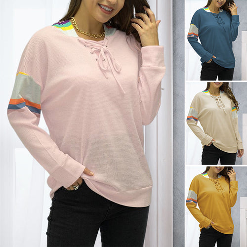 Langärmliges T-Shirt mit Schnürung und Kapuze