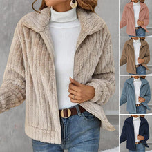 Laden Sie das Bild in den Galerie-Viewer, Kurz geschnittene Plüsch-Strickjacke mit Revers