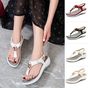 Flipflops der einfarbigen Frauen des Sommerstrandes