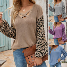 Laden Sie das Bild in den Galerie-Viewer, Strickpullover mit Leopardenmuster und V-Ausschnitt