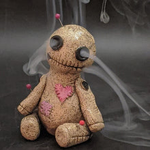Laden Sie das Bild in den Galerie-Viewer, Handgeschnitzter Voodoo-Puppen-Weihrauchbrenner aus Harz
