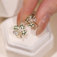 Laden Sie das Bild in den Galerie-Viewer, Kontrastfarbe Klee Ohrstecker