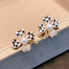 Laden Sie das Bild in den Galerie-Viewer, Kontrastfarbe Klee Ohrstecker