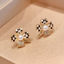 Laden Sie das Bild in den Galerie-Viewer, Kontrastfarbe Klee Ohrstecker