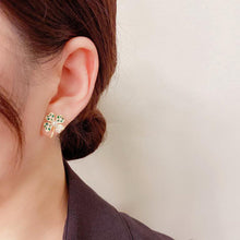 Laden Sie das Bild in den Galerie-Viewer, Kontrastfarbe Klee Ohrstecker