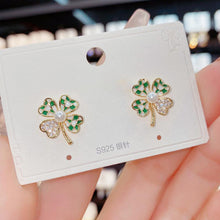 Laden Sie das Bild in den Galerie-Viewer, Kontrastfarbe Klee Ohrstecker