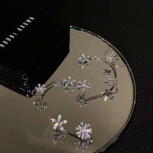 Laden Sie das Bild in den Galerie-Viewer, Rotierende Schneeflocke Ohrringe