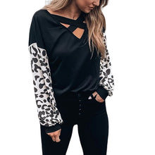 Laden Sie das Bild in den Galerie-Viewer, T-SHIRT MIT GEKREUZTEM LEOPARDDRUCK