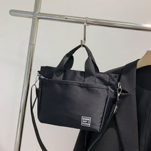Laden Sie das Bild in den Galerie-Viewer, Leichte Schultertasche aus Nylon