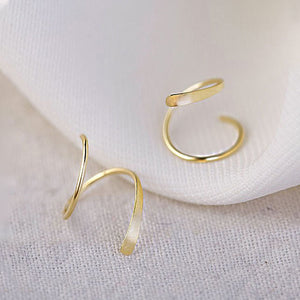 Spiralförmiger Ohrring mit Drehung