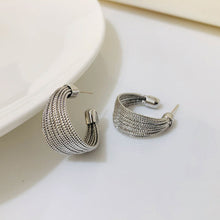 Laden Sie das Bild in den Galerie-Viewer, C-förmige Gebürstete Ohrringe