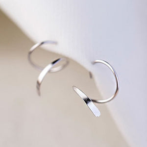 Spiralförmiger Ohrring mit Drehung