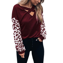 Laden Sie das Bild in den Galerie-Viewer, T-SHIRT MIT GEKREUZTEM LEOPARDDRUCK