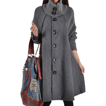 Laden Sie das Bild in den Galerie-Viewer, Geknöpftes Stricktkleid mit losen Ärmeln und stehender Faltenrevers