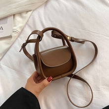 Laden Sie das Bild in den Galerie-Viewer, Mini-Kopfhörertasche aus einfarbigem Leder