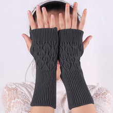 Laden Sie das Bild in den Galerie-Viewer, Halbfingerhandschuhe aus Wolle