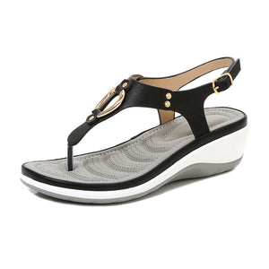 Flipflops der einfarbigen Frauen des Sommerstrandes