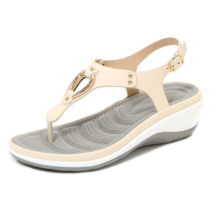 Flipflops der einfarbigen Frauen des Sommerstrandes