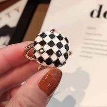 Laden Sie das Bild in den Galerie-Viewer, Einfache Elegante Seidenschalschnalle